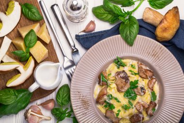 Beyaz mantarlı makarna