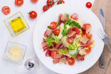 Prosciutto ve parmesan salatası