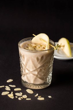 Badem sütü güler yüzlü