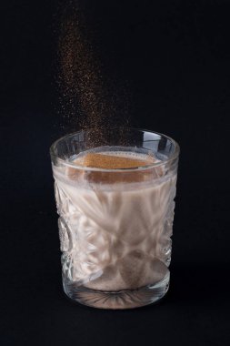 Badem sütü güler yüzlü