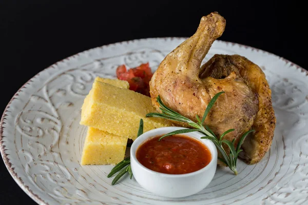 구운 닭고기를 곁들인 폴렌타 — 스톡 사진
