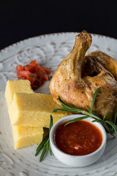 Polenta met gegrilde kip — Stockfoto