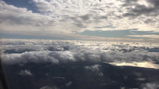Σύννεφα του μπλε ουρανού αεροπλάνο ημέρα προβολής ηλιοφάνεια — Αρχείο Βίντεο