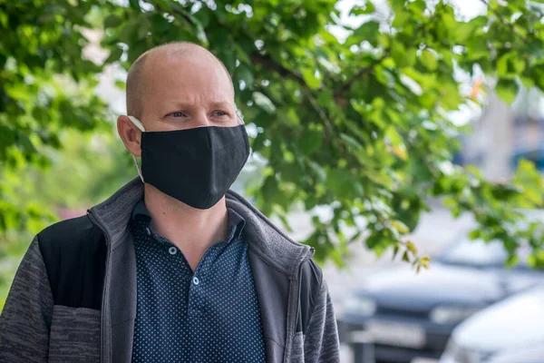 Homem Adulto Caucasiano Com Máscara Protetora Preta Está Andando Longo — Fotografia de Stock