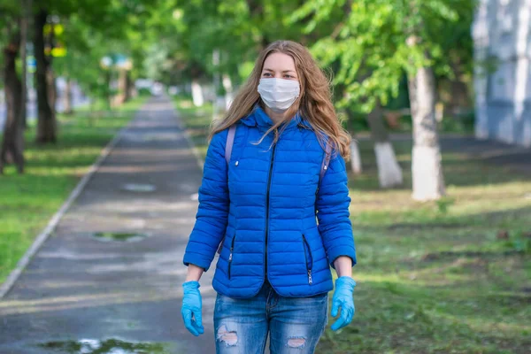 Mulher Loira Caucasiana Máscara Protetora Luvas Está Andando Longo Rua — Fotografia de Stock