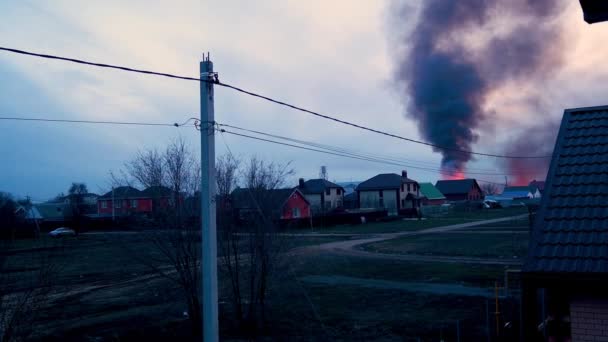 Wohnhaus in Vorstadt von Feuer verschluckt - orangefarbene Flammen mit Rauch. Außergewöhnlicher Vorfall. Notruf. Menschenrettung — Stockvideo