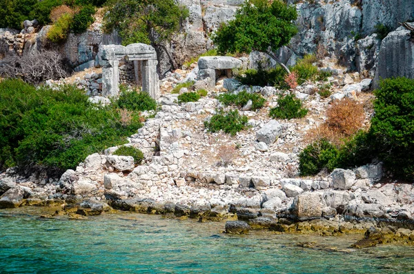 케 코바 섬에 있는 고대에 가라앉은 리키아의 폐허들 이다. 지중해가 물에 잠기고 있다. 데 레와 세 메나 근처 해양 여행. 터키의 안탈리아 지방. — 스톡 사진
