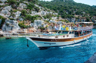 Akdeniz 'de bir turist teknesi. Kekova adasındaki antik batık Lycian sualtı şehri Dolichiste kıyıları boyunca bir gezinti. Semena 'ya yakın bir tur. Antalya vilayeti. Demre, Türkiye 11 Haziran 2018.