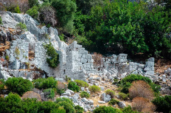 Ruínas da antiga cidade submersa lícia submersa de Dolichiste na ilha de Kekova. Atração do mar Mediterrâneo debaixo de água. Passeio marítimo perto de Demre e Semena. Província de Antalya, Turquia — Fotografia de Stock