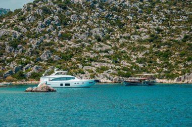 Akdeniz 'deki güzel bir yaz manzarasının arka planında turist gemisi. Türkiye 'ye gezi. Mimarinin tarihi anıtının deniz turu. Tatildeki insanlar.