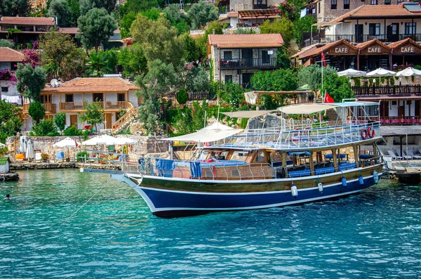 Dağda şatosu olan antik Simena köyü. Tekne iskelesi, güzel manzara. Demre yakınlarındaki Kekova adasında Lycian sualtı şehri deniz turu. Antalya vilayeti. Kalekoy, Türkiye