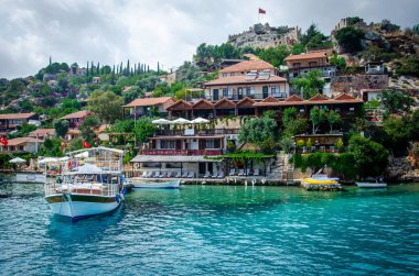 Dağda şatosu olan antik Simena köyü. Tekne iskelesi, güzel manzara. Demre yakınlarındaki Kekova adasında Lycian sualtı şehri deniz turu. Antalya vilayeti. Kalekoy, Türkiye