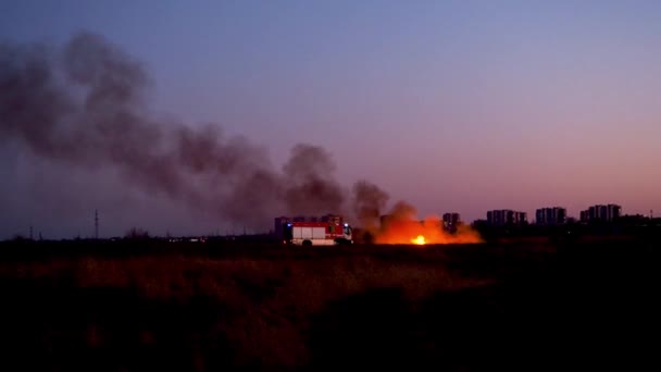 Saisonale Steppenbrände. Großbrand auf einem Feld mit trockenem Gras in der Nähe der Stadt. Brennende Landung. Flammen aus Feuer und Rauch. Außergewöhnlicher Vorfall. — Stockvideo