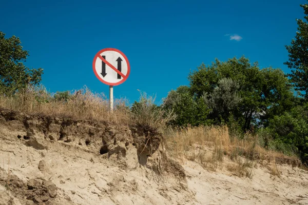 Banning coastal round navigation of the river sign. Divergence and overtaking are prohibited. Safety of navigation on inland waterways. A warning on a river on background of wild nature and the sky. — Stock Photo, Image