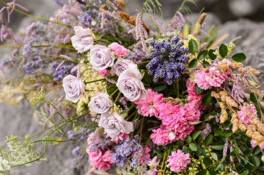 Güzel pembe güller ve çiçekler güzel buket