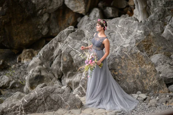 Menina Bonita Vestido Noiva Livre Com Flores Fotos De Bancos De Imagens