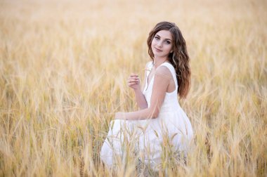 İnanılmaz kıyafet çavdar alan yürüyen bir kadın.