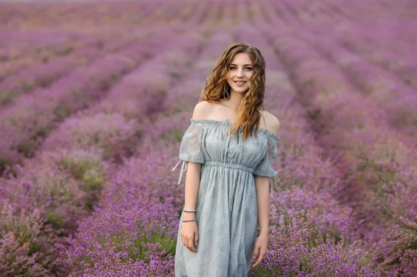 Mulher Vestido Incrível Andar Campo Lavanda — Fotografia de Stock