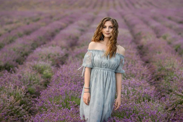 Mulher Vestido Incrível Andar Campo Lavanda — Fotografia de Stock