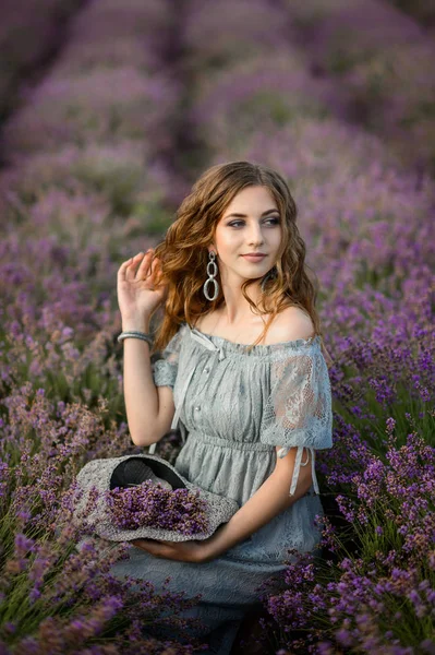 Mulher Vestido Incrível Andar Campo Lavanda — Fotografia de Stock