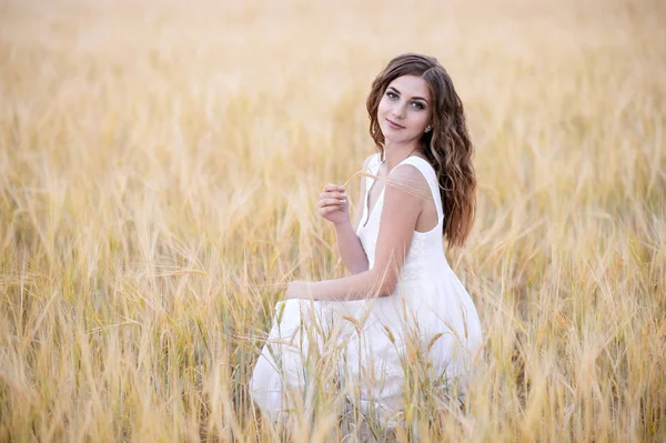 İnanılmaz kıyafet çavdar alan yürüyen bir kadın.