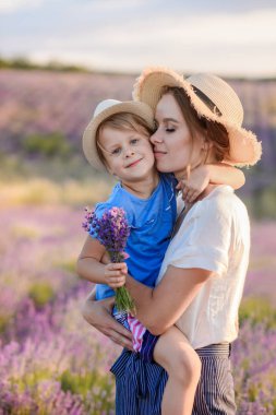 Anne ve kız lavanta sahaya yürüyerek.