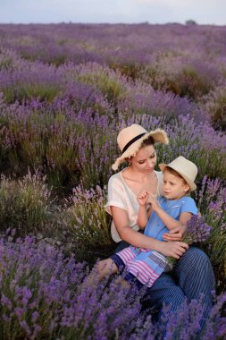 Anne ve kız lavanta sahaya yürüyerek.