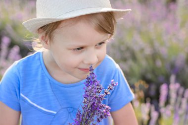 Şaşırtıcı elbiseli güzel kız yürümek lavanta sahada.