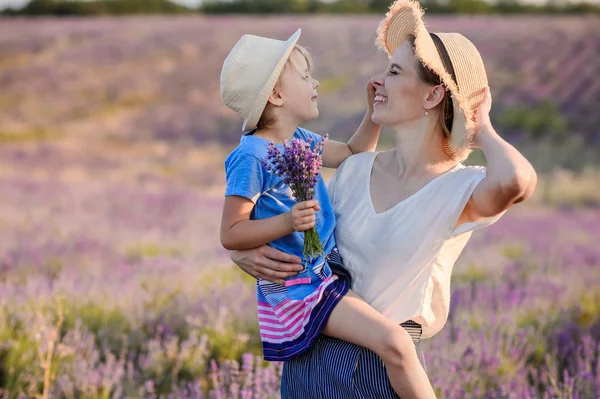 Mãe Menina Caminham Campo Lavanda — Fotografia de Stock