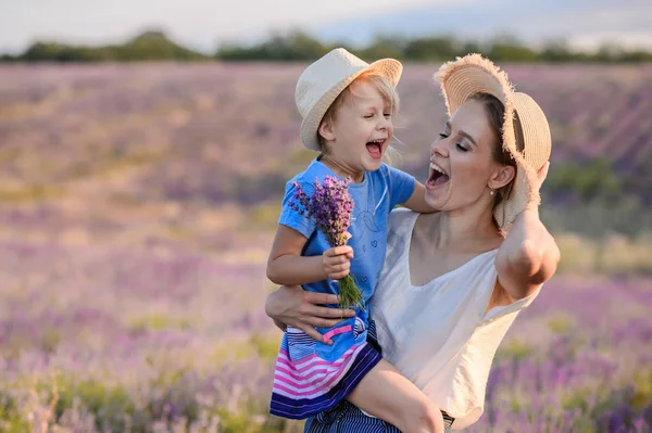 Mãe Menina Caminham Campo Lavanda — Fotografia de Stock