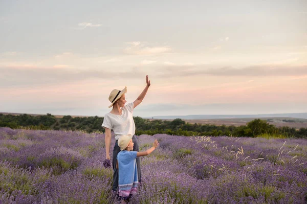 Mãe Menina Caminham Campo Lavanda — Fotografia de Stock