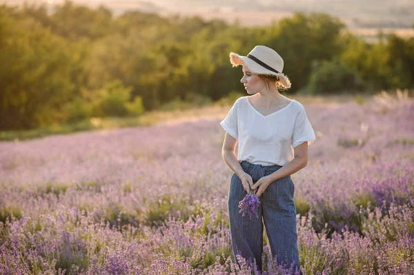 Mulher Vestido Incrível Andar Campo Lavanda — Fotografia de Stock