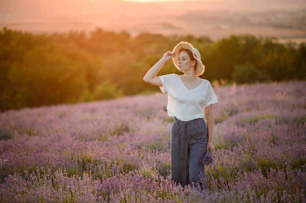 Mulher Vestido Incrível Andar Campo Lavanda — Fotografia de Stock