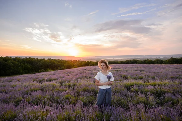 Mulher Vestido Incrível Andar Campo Lavanda — Fotografia de Stock