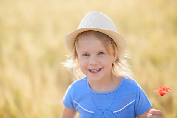 Een Kind Geweldige Kleding Lopen Door Het Gebied Van Rogge — Stockfoto