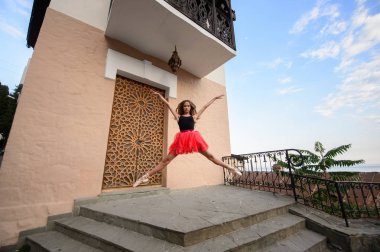 Zarif Bale dansçısı genç kız şehirde bale