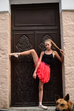 Zarif Bale dansçısı genç kız şehirde bale