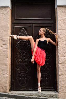 Zarif Bale dansçısı genç kız şehirde bale