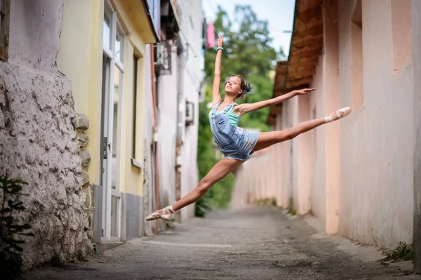 Elegante Ballerina Balletto Giovane Ballerina Che Danza Balletto Città — Foto Stock