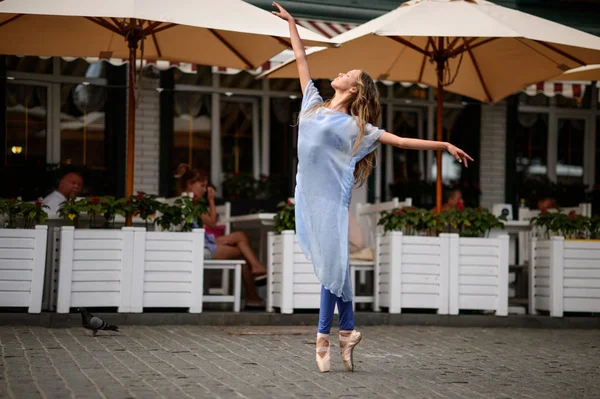 优雅的芭蕾舞演员年轻的女孩跳舞芭蕾舞在城市 — 图库照片