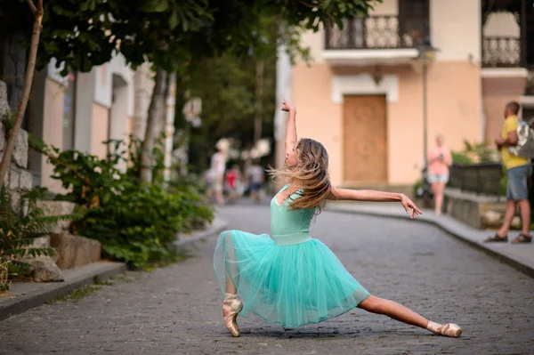 Elegante Ballerina Balletto Giovane Ballerina Che Danza Balletto Città — Foto Stock