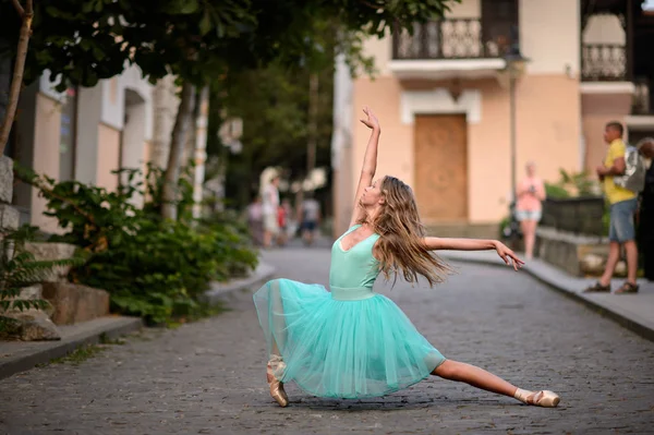 优雅的芭蕾舞演员年轻的女孩跳舞芭蕾舞在城市 — 图库照片