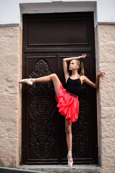 エレガントなバレエ ダンサーの若い女の子が街でバレエを踊る — ストック写真