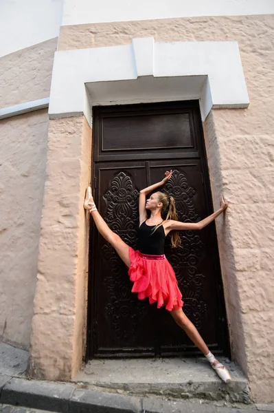 Elegante Bailarina Ballet Joven Bailando Ballet Ciudad —  Fotos de Stock