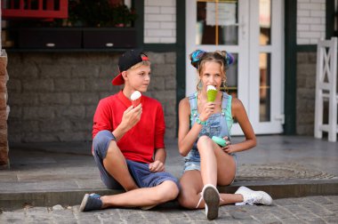 Genç yeme dondurma çift. Kafede çekici arkadaş.