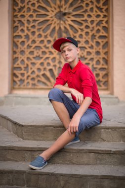 Genç Genç dondurma ve gülümseyen yiyor. Yaz günü