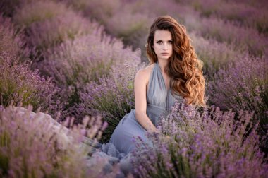 Lavanta alan kadın yürüyüş.