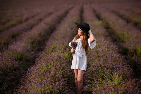 Menina Bonita Caminhar Campo Lavanda — Fotografia de Stock