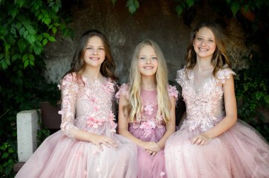 Şaşırtıcı güzel genç kızlar açık elbise. Çocuk nedime