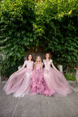 Şaşırtıcı güzel genç kızlar açık elbise. Çocuk nedime